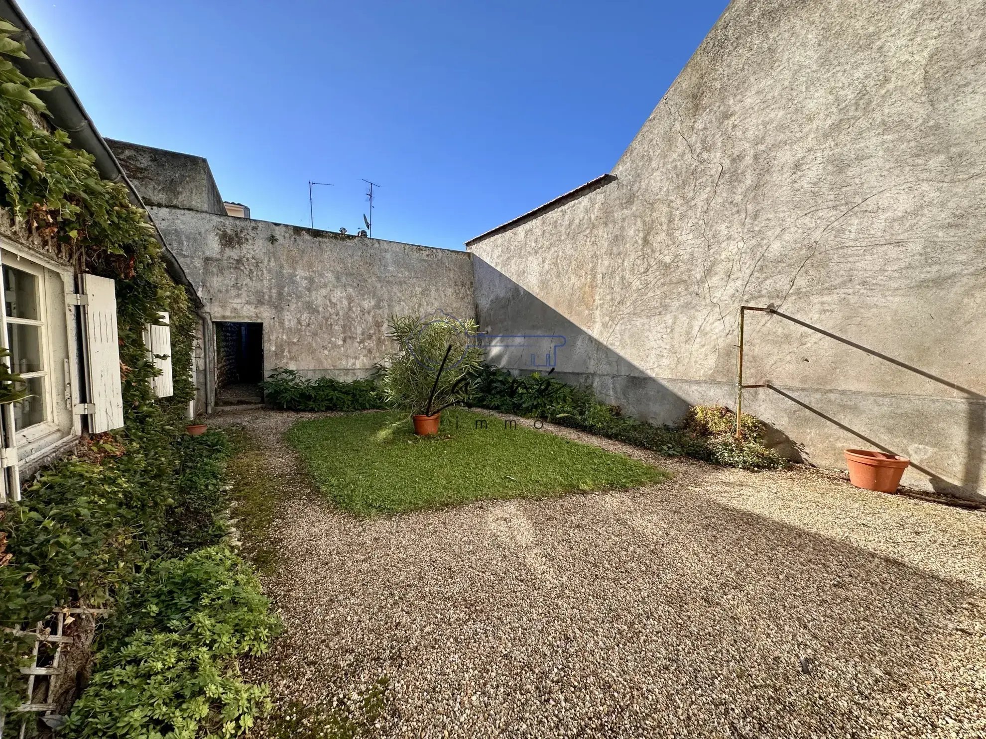 Maison en pierres à Sainte-Foy-la-Grande avec jardin et potentiel de rénovation 