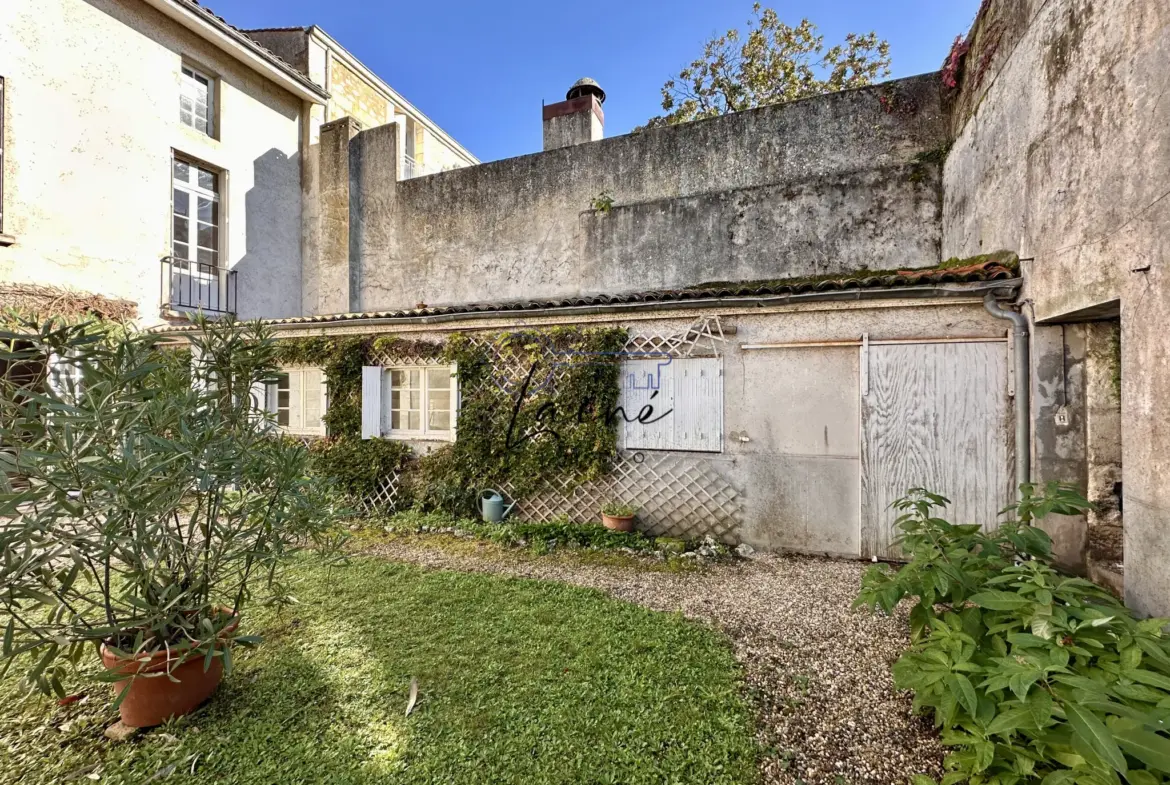 Maison en pierres à Sainte-Foy-la-Grande avec jardin et potentiel de rénovation 