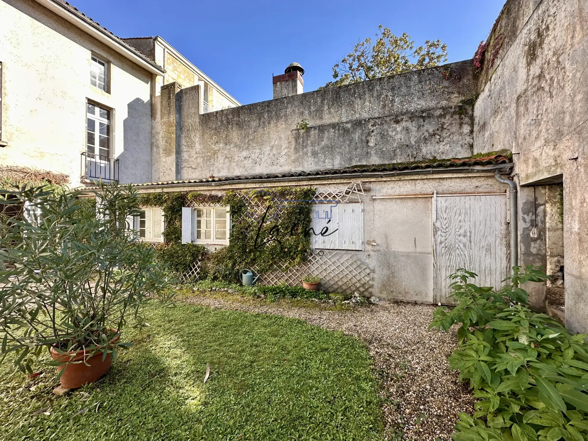 Maison en pierres à Sainte-Foy-la-Grande avec jardin et potentiel de rénovation 