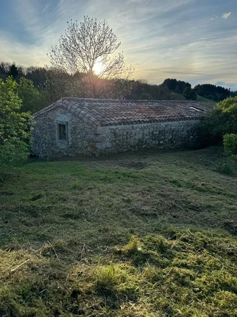 Vente d'une ancienne bergerie avec jardin à Villardebelle 