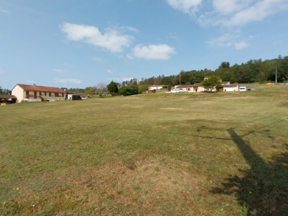 Terrain constructible d'environ 1400 m² à Château-l'Évêque