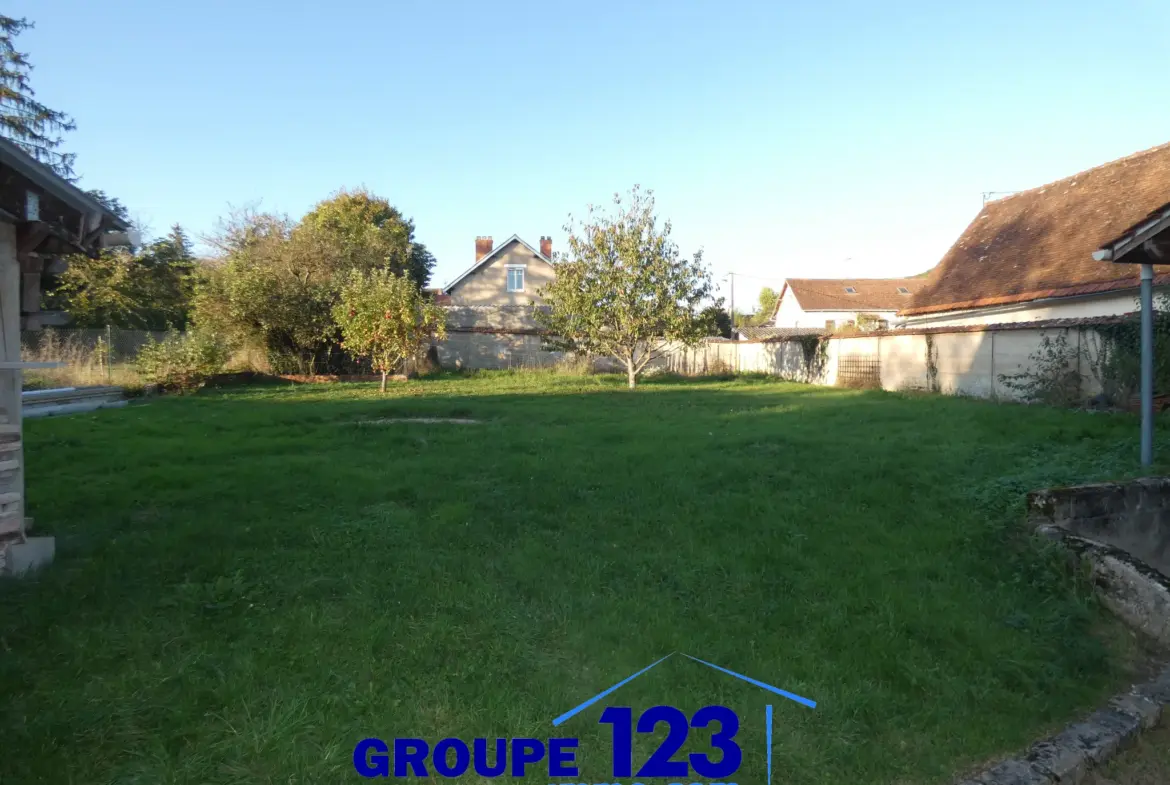 Maison de charme à Saint-Aubin-sur-Yonne avec jardin 