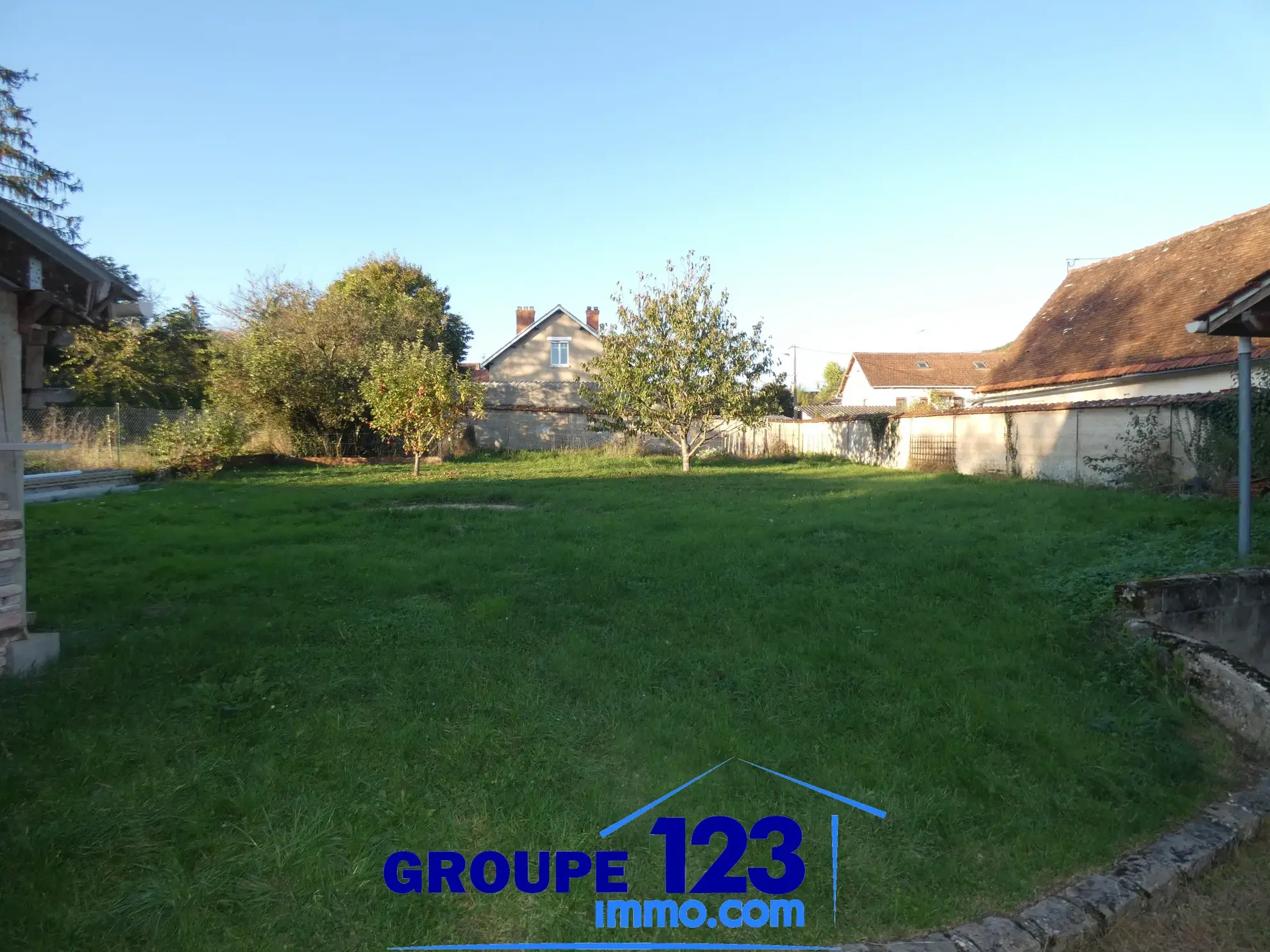 Maison de charme à Saint-Aubin-sur-Yonne avec jardin 