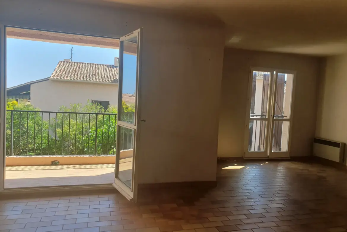 Appartement T3 à rénover avec garage et terrasse à Carqueiranne 