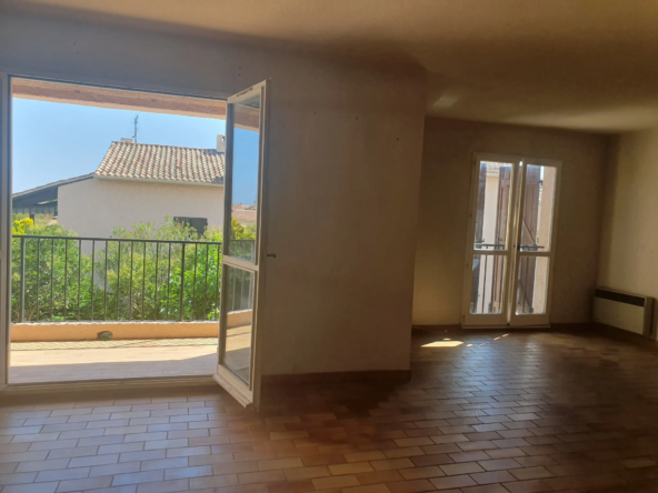 Appartement T3 à rénover avec garage et terrasse à Carqueiranne