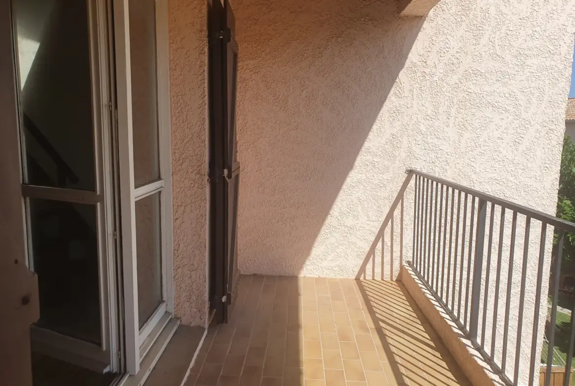 Appartement T3 à rénover avec garage et terrasse à Carqueiranne 