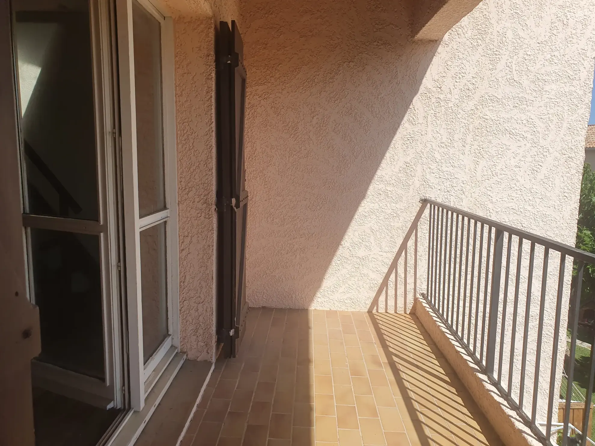 Appartement T3 à rénover avec garage et terrasse à Carqueiranne 