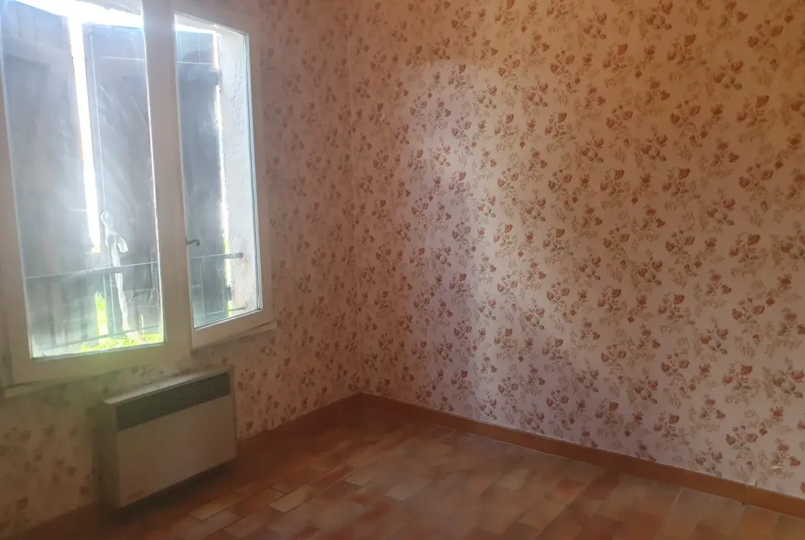 Appartement T3 à rénover avec garage et terrasse à Carqueiranne 