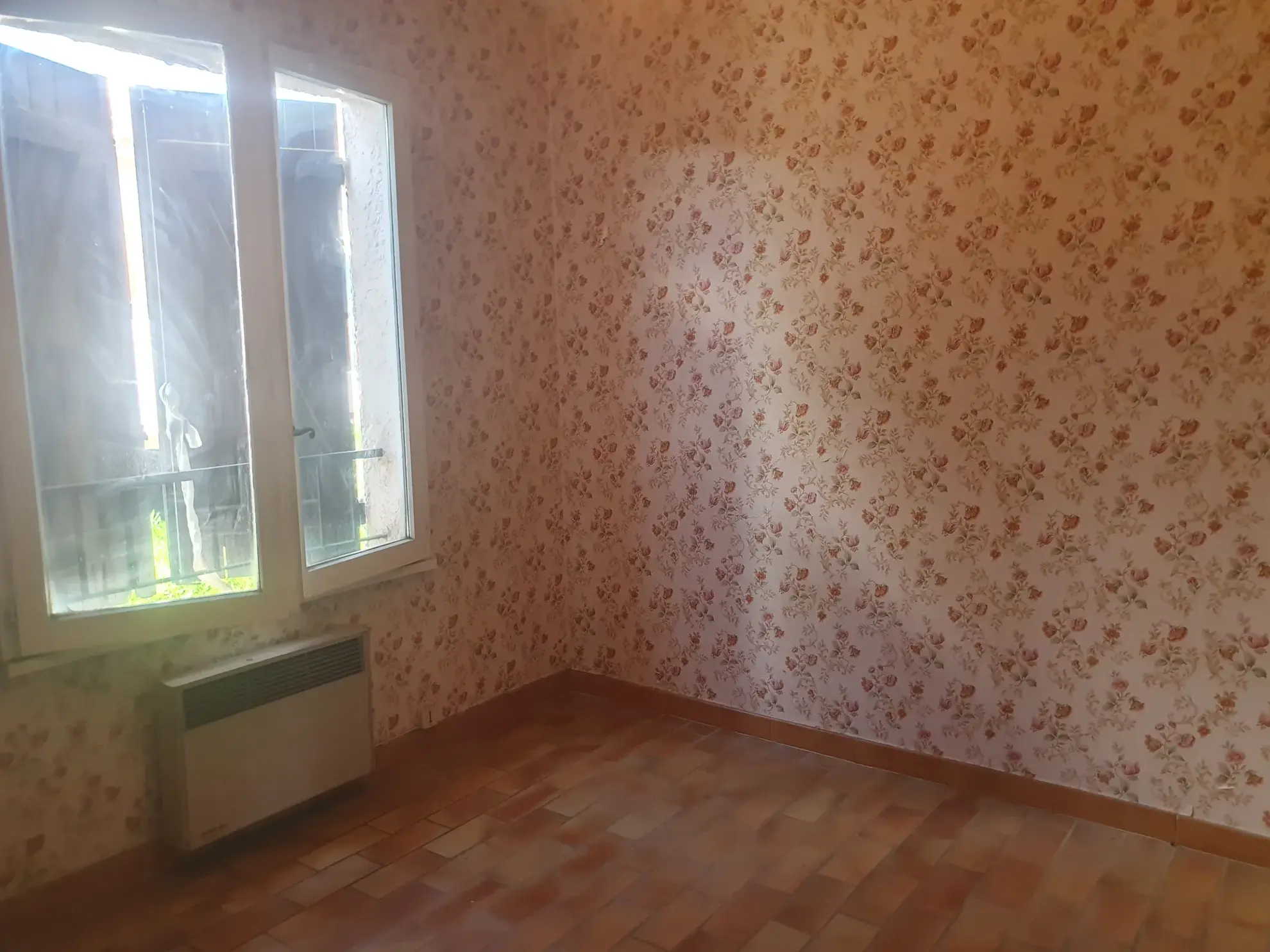 Appartement T3 à rénover avec garage et terrasse à Carqueiranne 