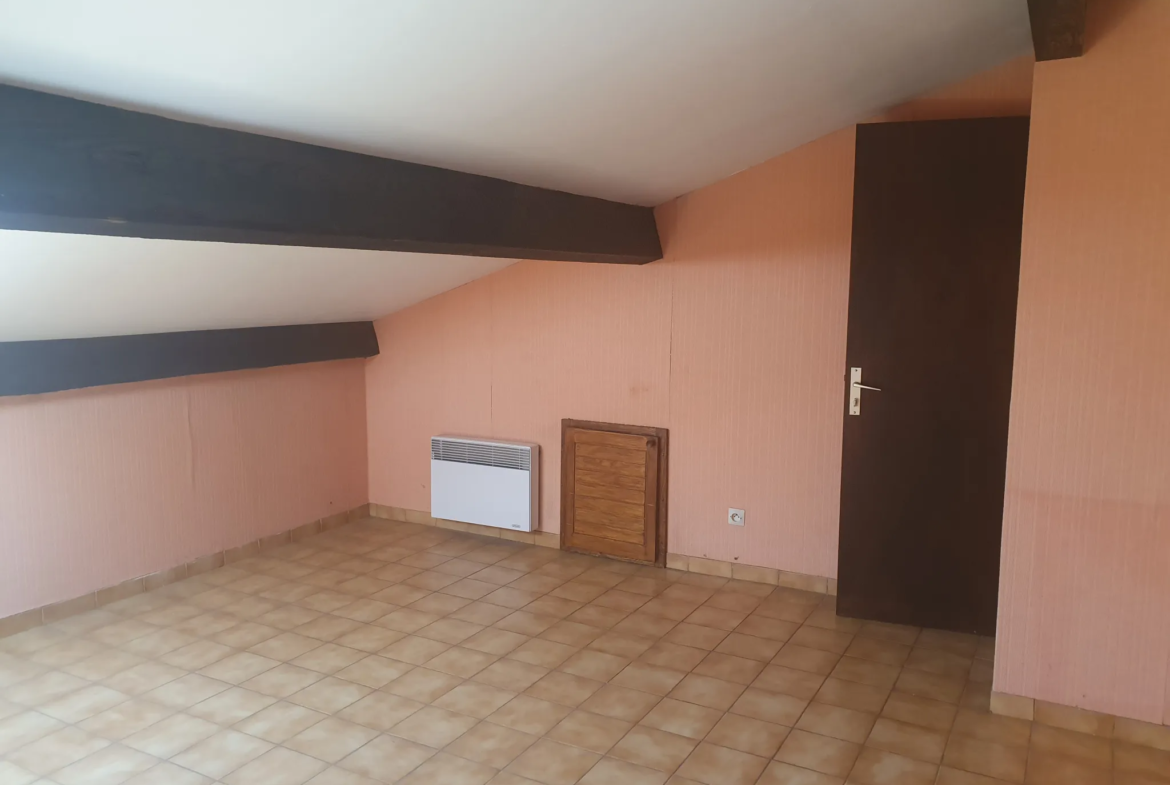 Appartement T3 à rénover avec garage et terrasse à Carqueiranne 