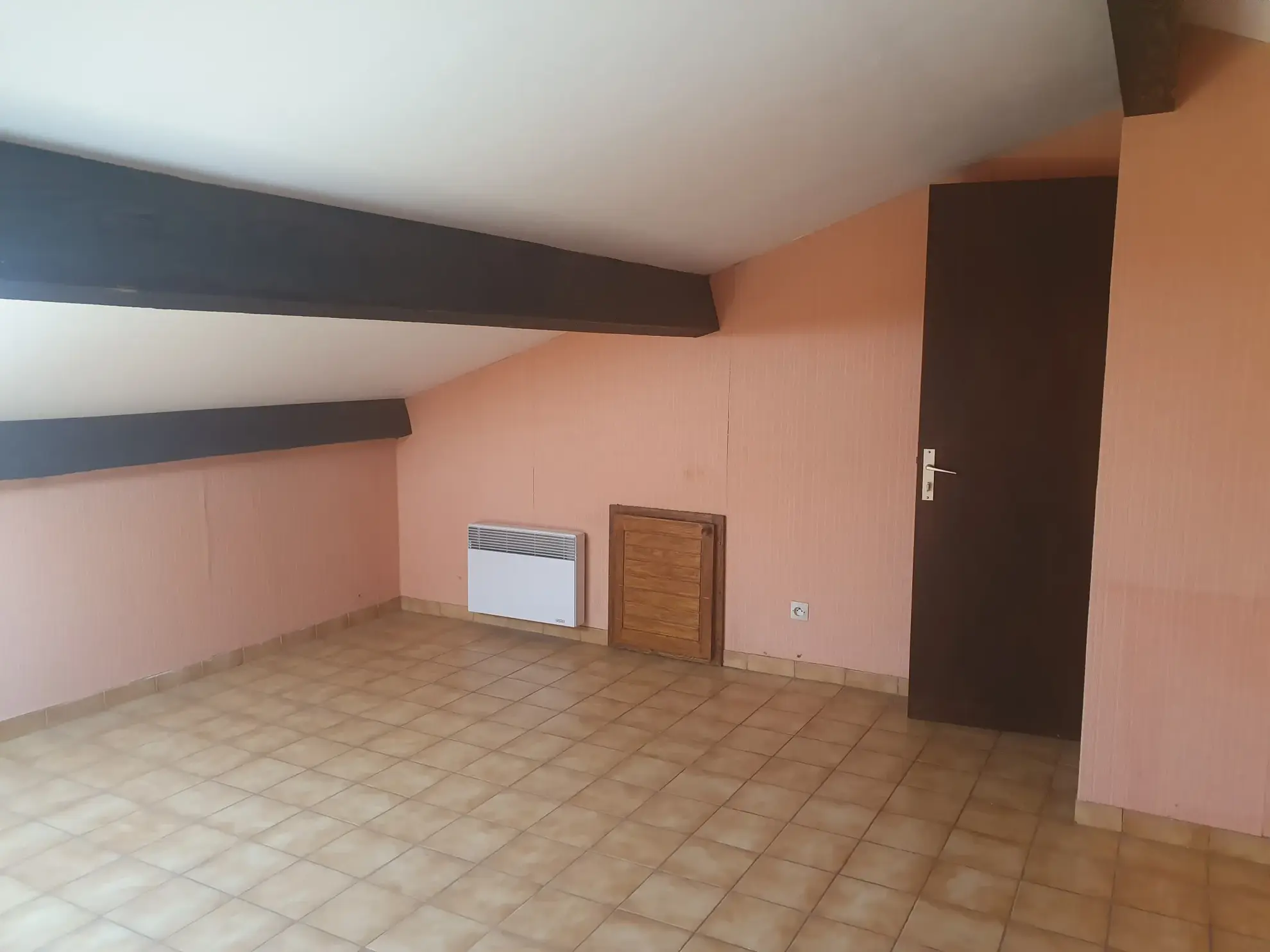 Appartement T3 à rénover avec garage et terrasse à Carqueiranne 