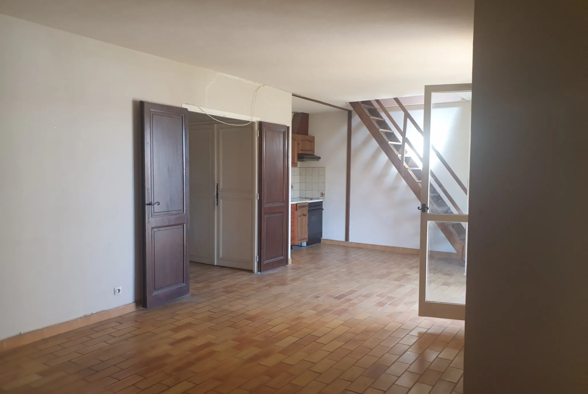 Appartement T3 à rénover avec garage et terrasse à Carqueiranne 