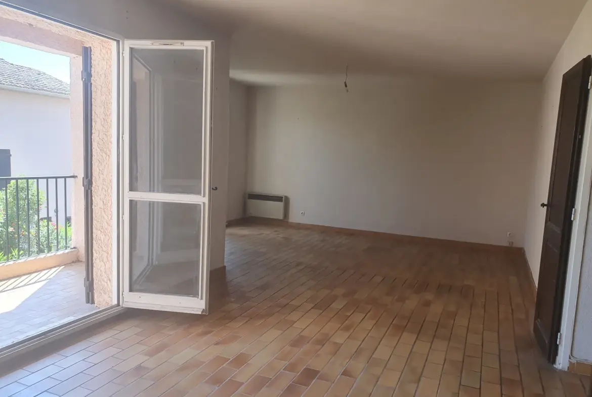 Appartement T3 à rénover avec garage et terrasse à Carqueiranne 