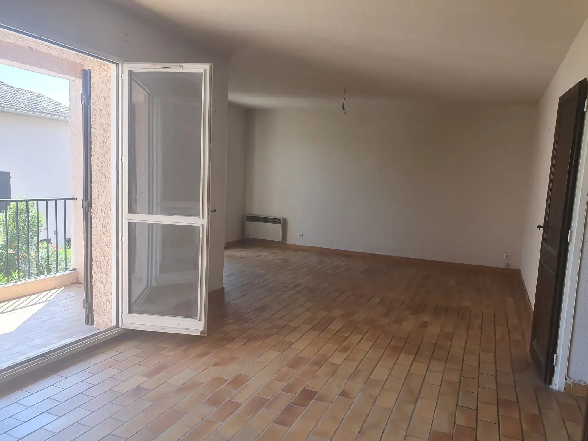 Appartement T3 à rénover avec garage et terrasse à Carqueiranne 