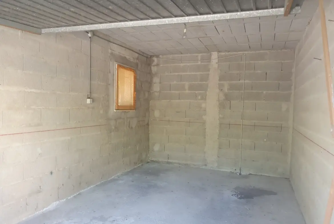 Appartement T3 à rénover avec garage et terrasse à Carqueiranne 