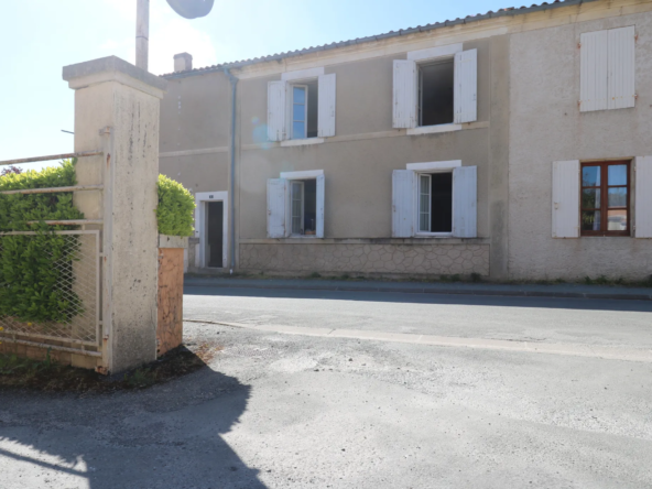 Maison de 1900 à rénover à Loulay, proche de Saint-Jean-d'Angély