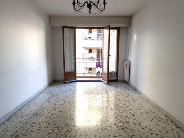 À vendre : Appartement 2 pièces à rénover avec balcons à Nice