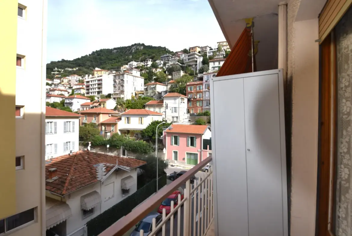 Appartement 2 pièces traversant à rénover à Nice, avec balcons 