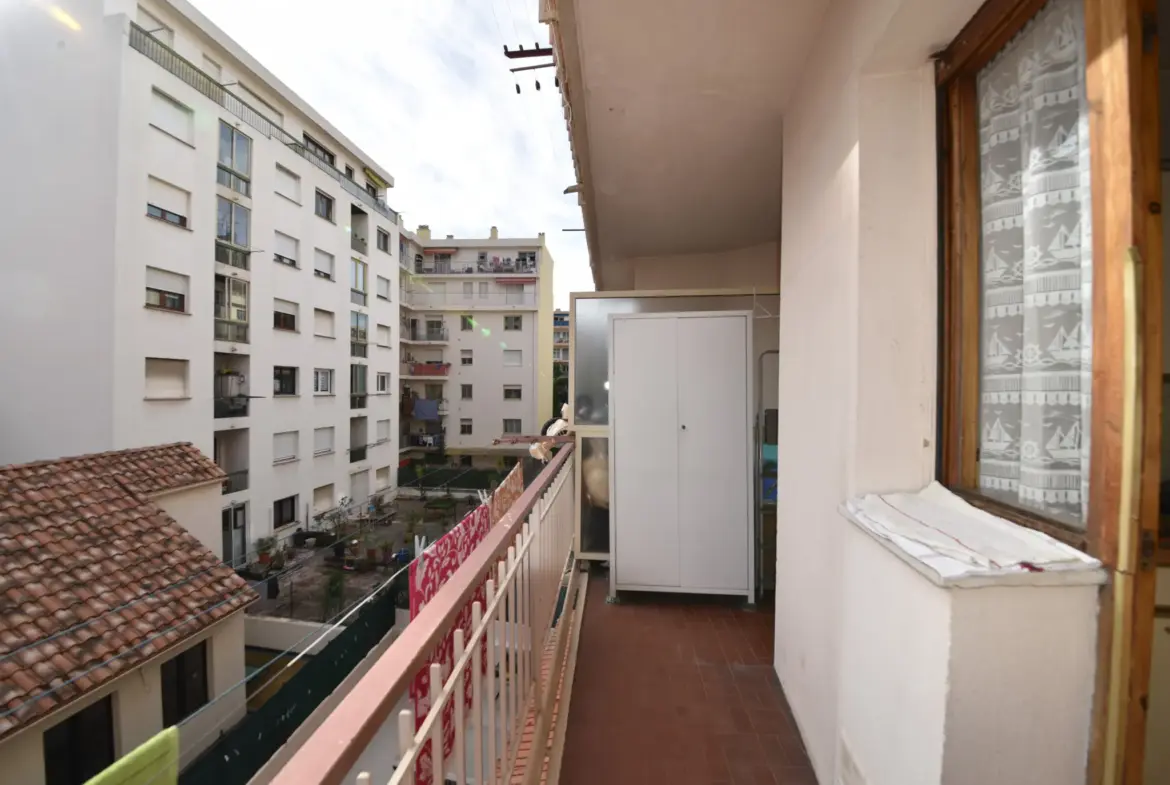 Appartement 2 pièces traversant à rénover à Nice, avec balcons 