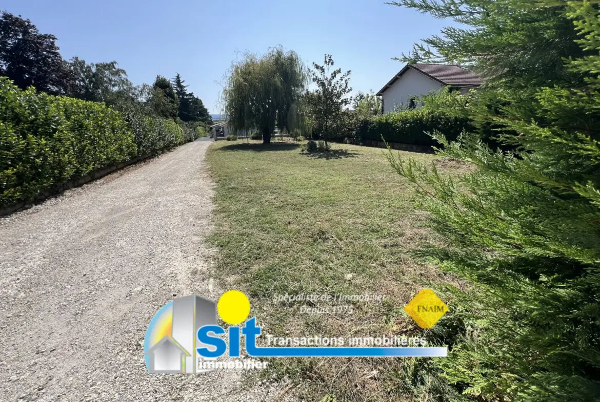 Terrain constructible de 825 m² à Saint-Prim 