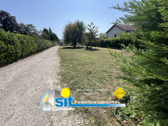 Terrain constructible de 825 m² à Saint-Prim