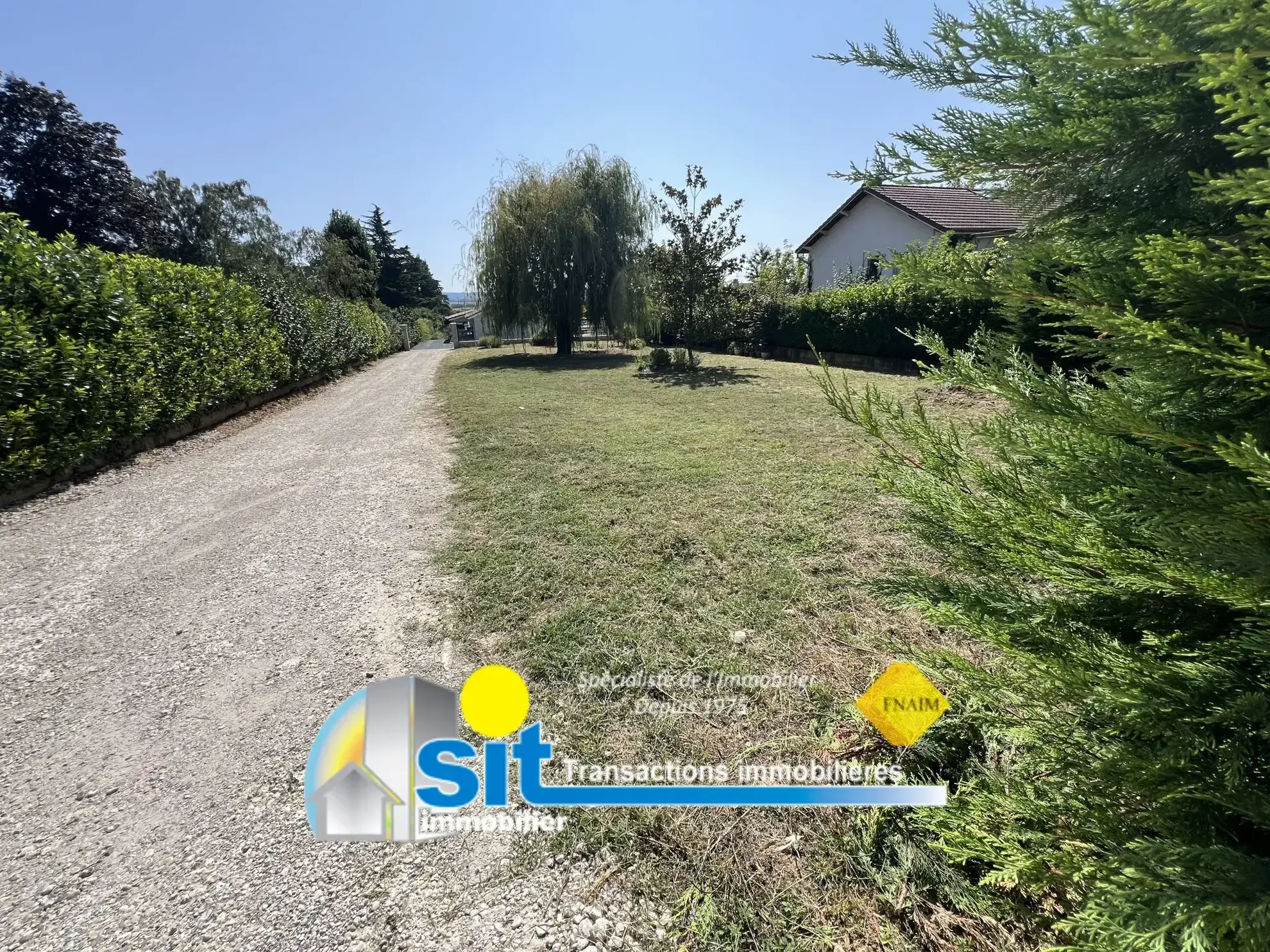 Terrain constructible de 825 m² à Saint-Prim 