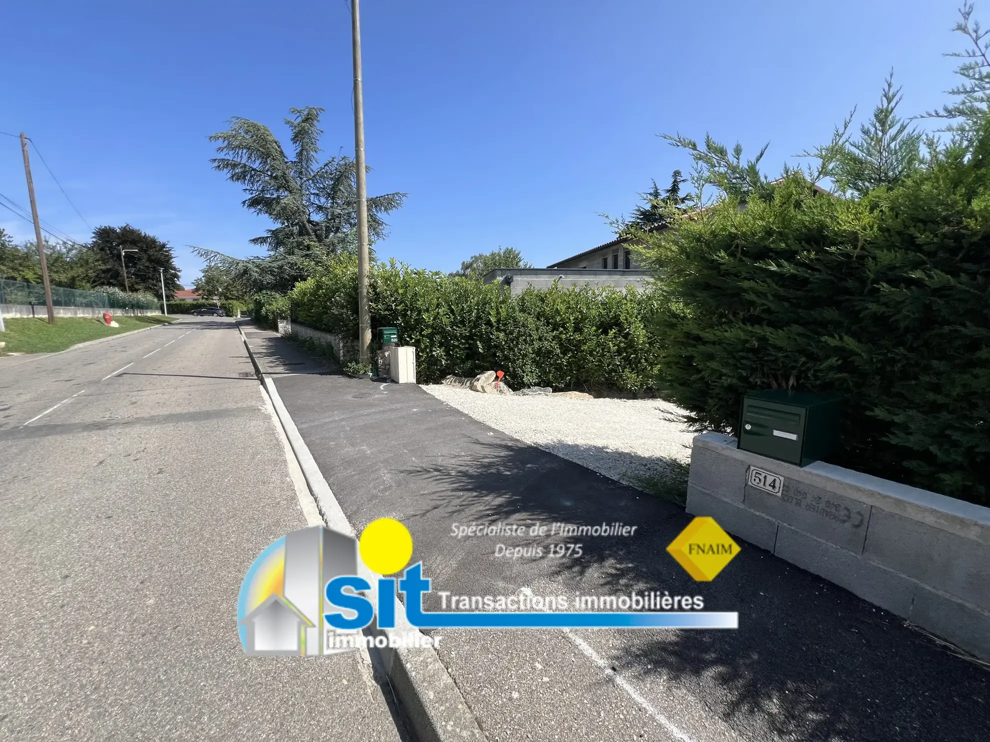 Terrain constructible de 825 m² à Saint-Prim 