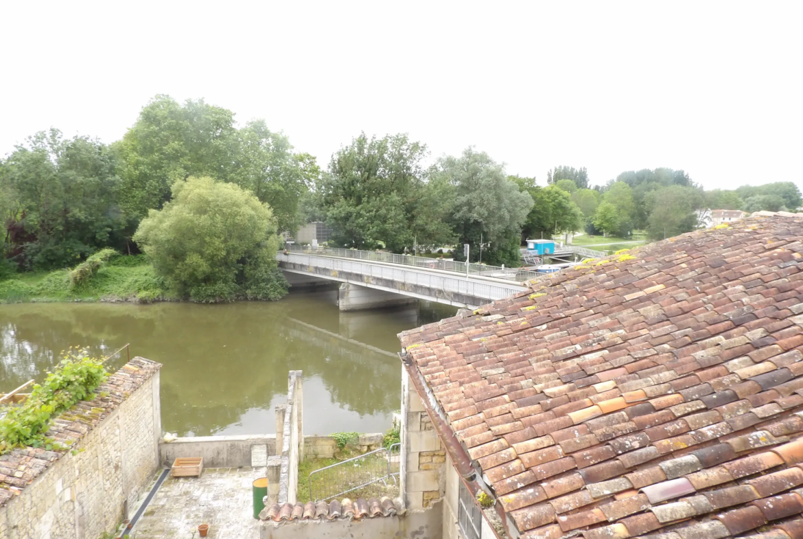 Immeuble à vendre en plein centre de Saint-Savinien avec vue sur la Charente 