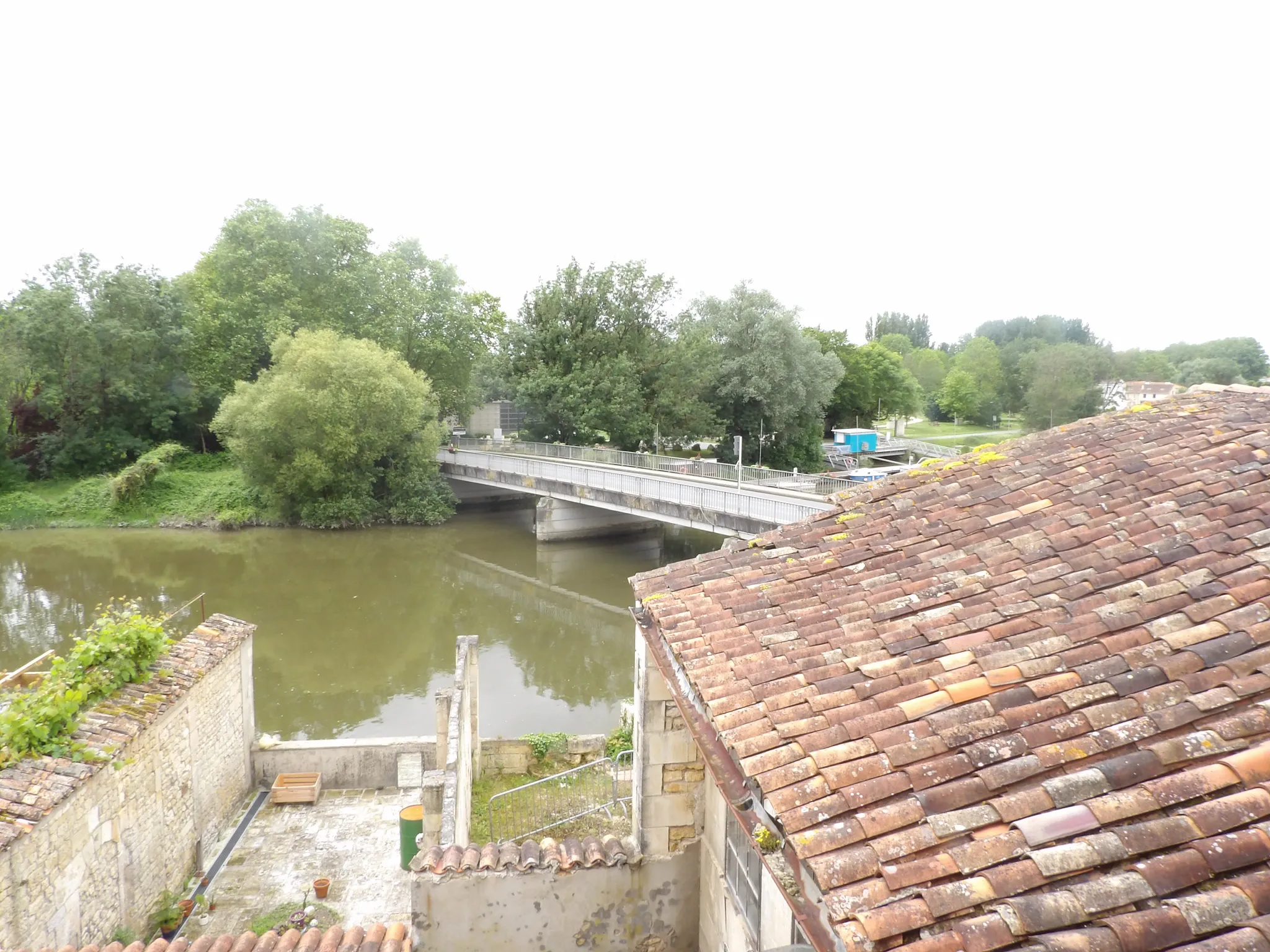 Immeuble à vendre en plein centre de Saint-Savinien avec vue sur la Charente 