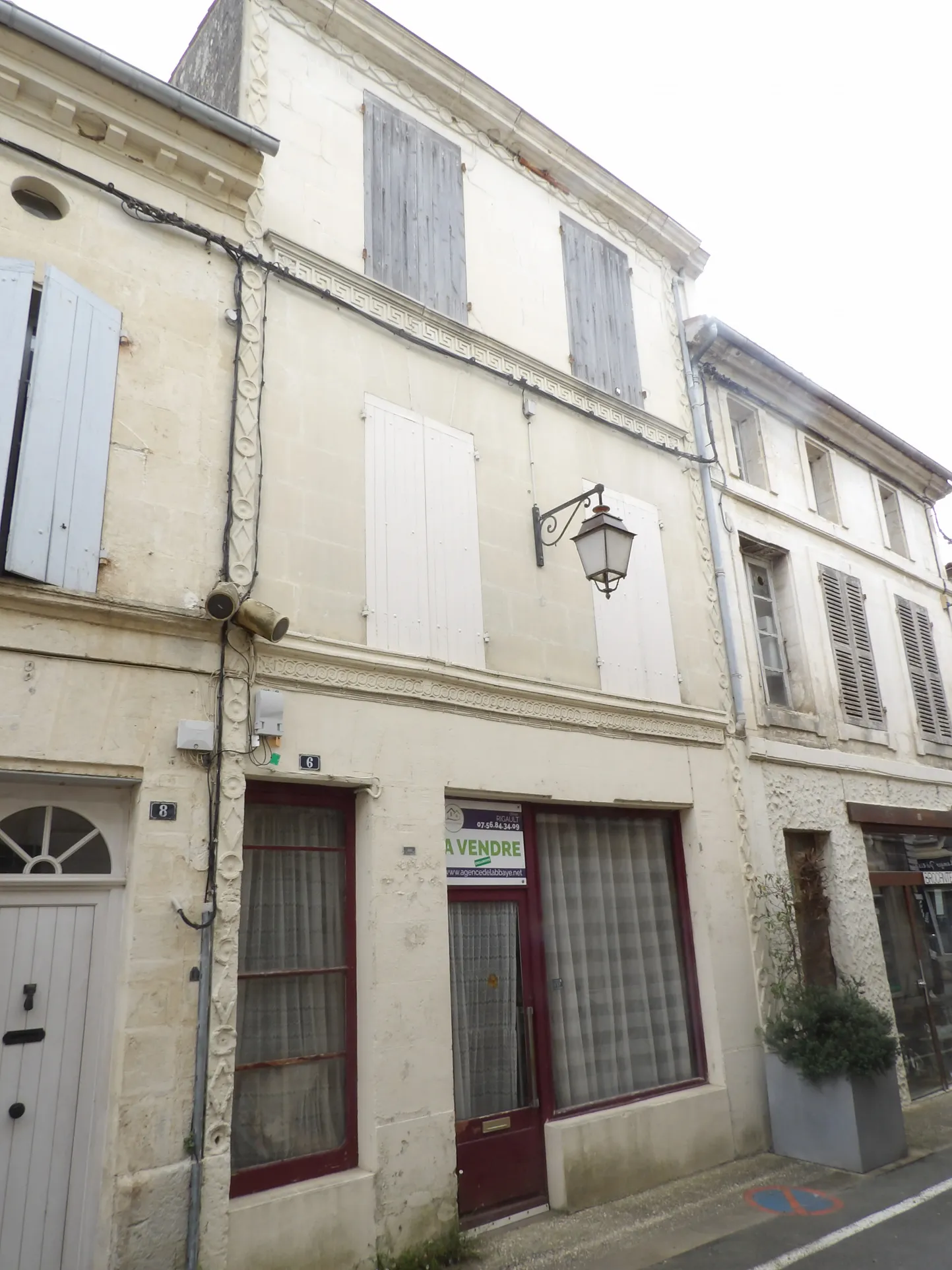 Immeuble à vendre en plein centre de Saint-Savinien avec vue sur la Charente 