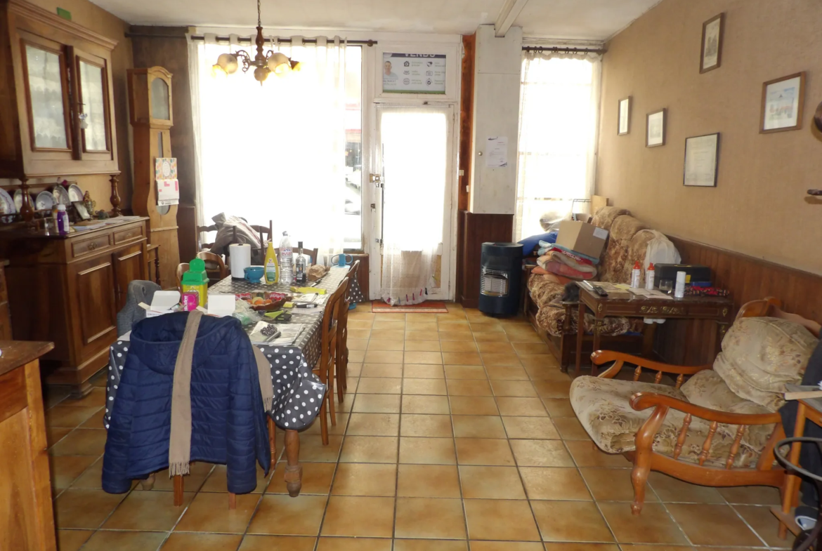 Immeuble à vendre en plein centre de Saint-Savinien avec vue sur la Charente 