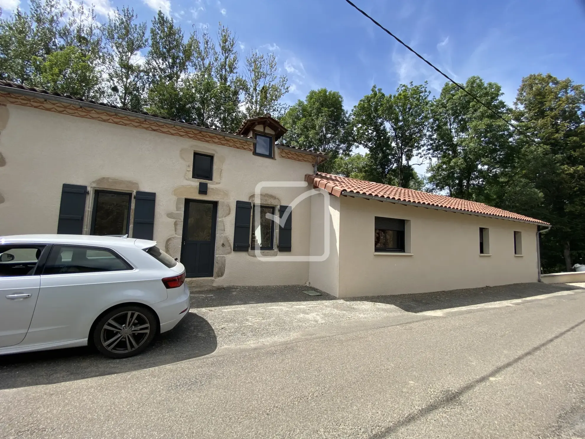 Superbe maison en pierre à Terrou, état neuf et confortable 