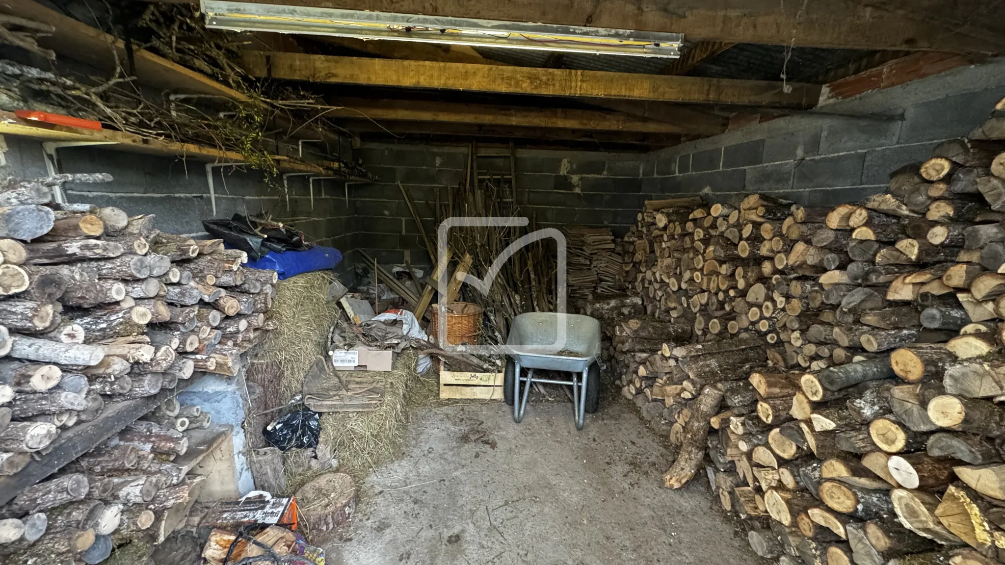 Maison de Bourg en Pierre avec Dépendances à St-Cernin 