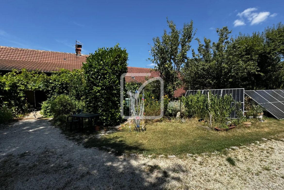 Maison de Bourg en Pierre avec Dépendances à St-Cernin 