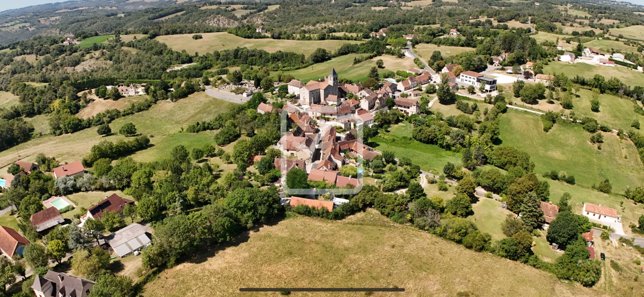 Maison de Bourg en Pierre avec Dépendances à St-Cernin 