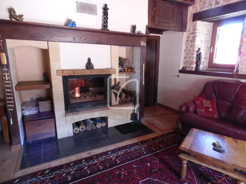 Maison de Bourg en Pierre avec Dépendances à St-Cernin 