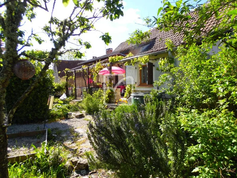 Maison de Bourg en Pierre avec Dépendances à St-Cernin 