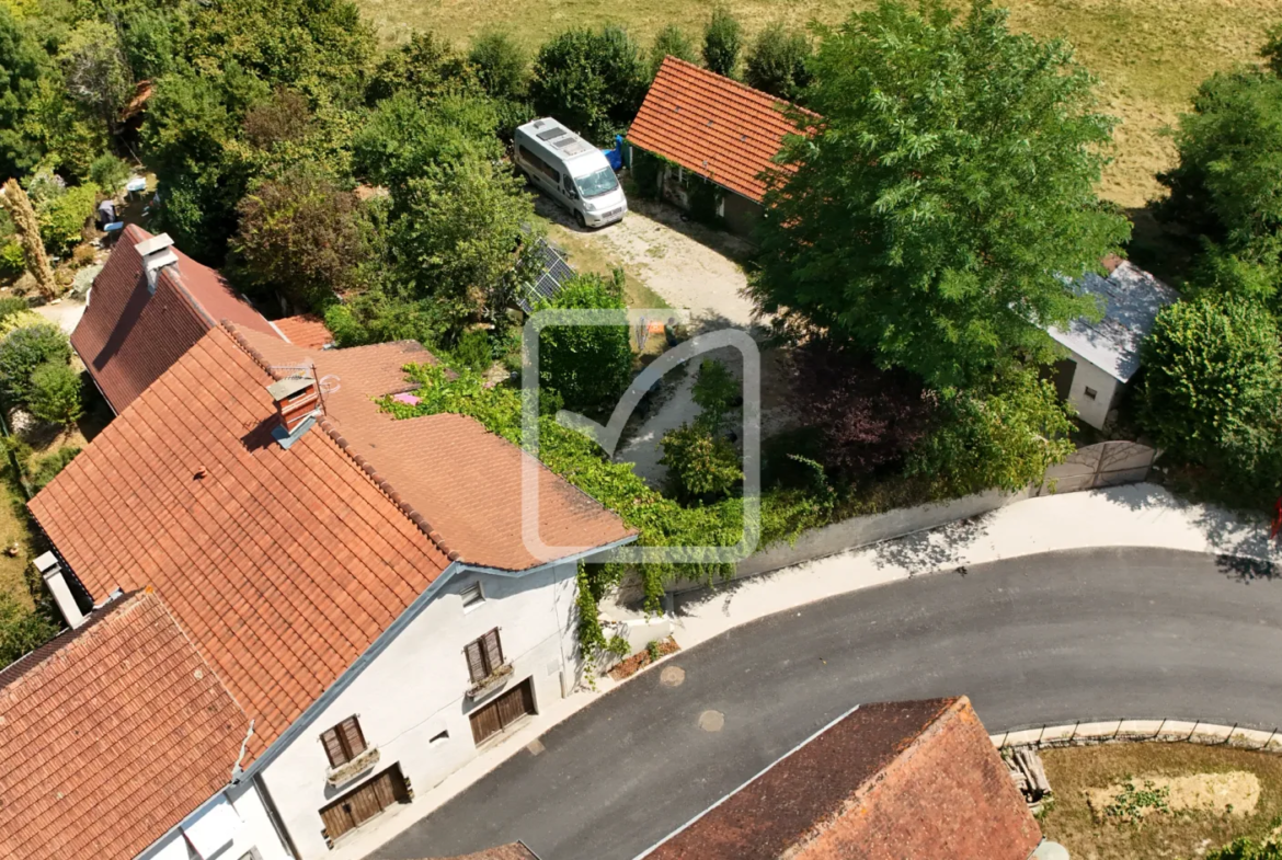 Maison de Bourg en Pierre avec Dépendances à St-Cernin 