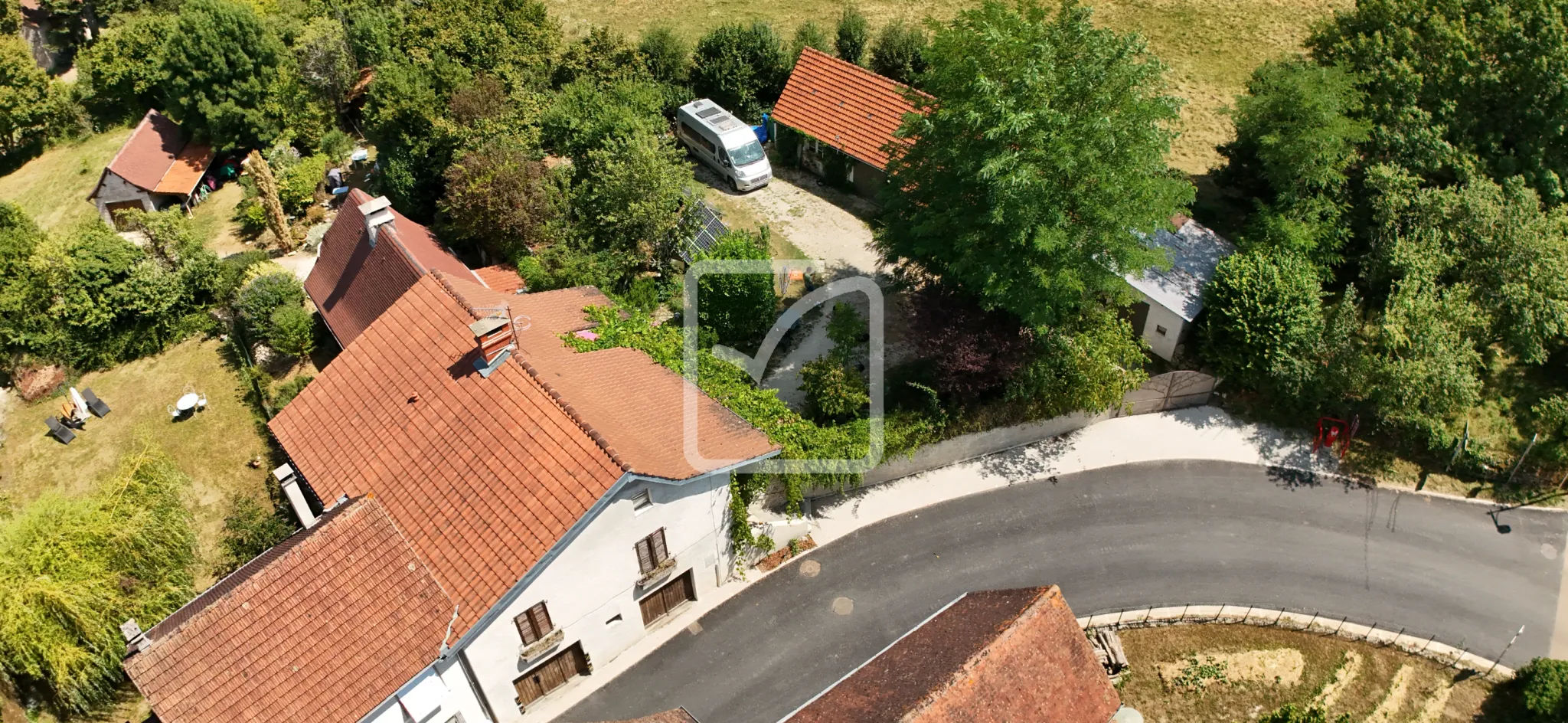 Maison de Bourg en Pierre avec Dépendances à St-Cernin 