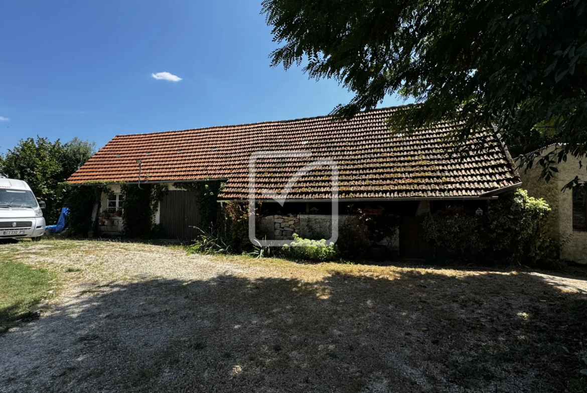 Maison de Bourg en Pierre avec Dépendances à St-Cernin 