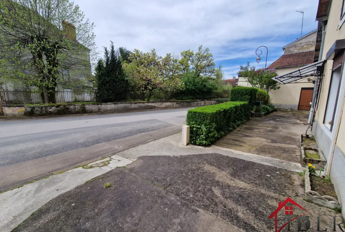 Maison à rafraîchir à Melay, 85 m² avec garage et terrassse 