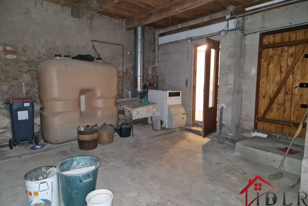 Maison à rafraîchir à Melay, 85 m² avec garage et terrassse 