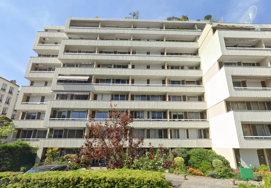 Studio lumineux à Puteaux avec balcon et vue dégagée 