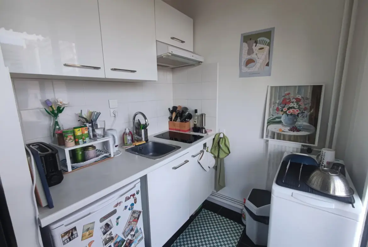 Studio lumineux à Puteaux avec balcon et vue dégagée 