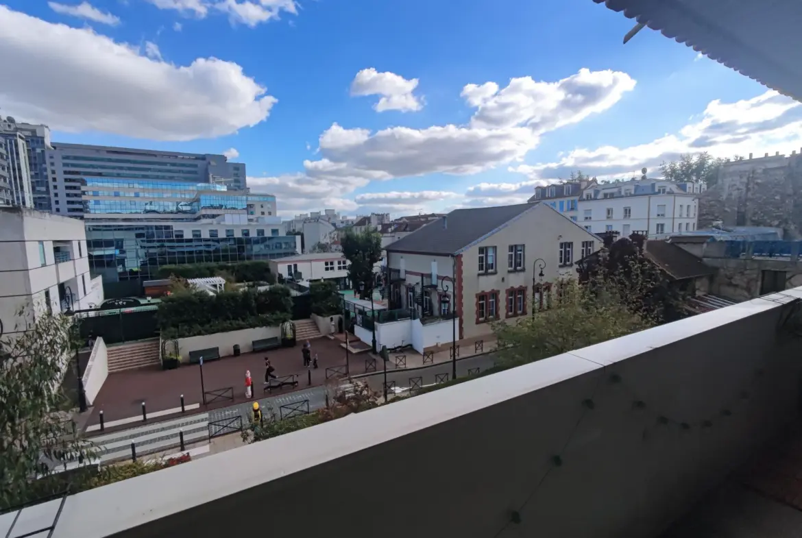 Studio lumineux à Puteaux avec balcon et vue dégagée 