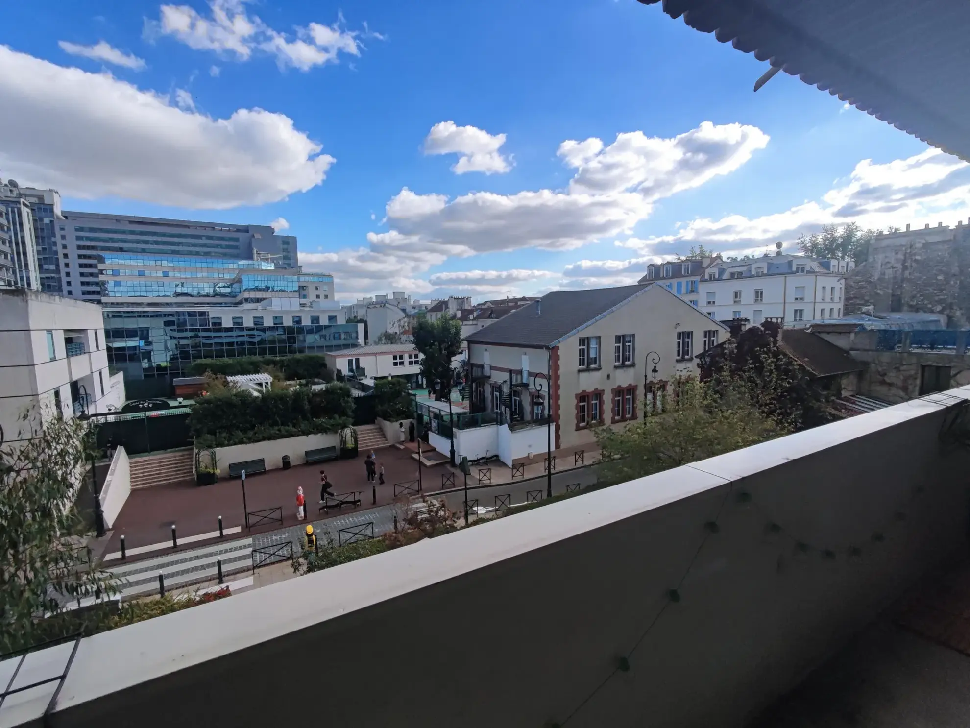 Studio lumineux à Puteaux avec balcon et vue dégagée 