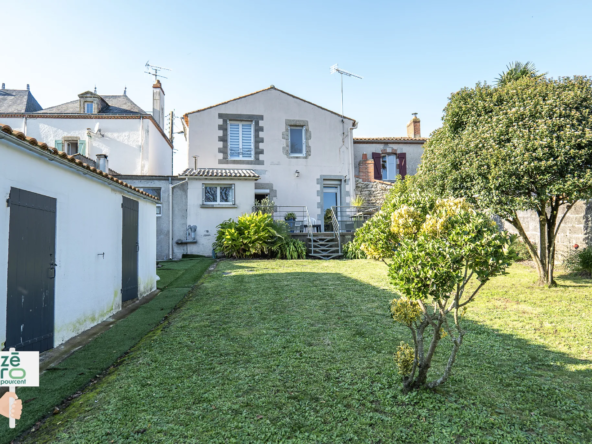 Maison de village à vendre à St Etienne du Bois - 2 chambres, jardin