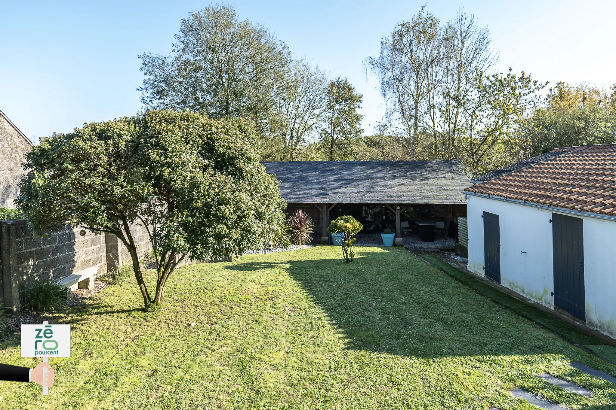 Maison de village à vendre à St Etienne du Bois - 2 chambres, jardin 