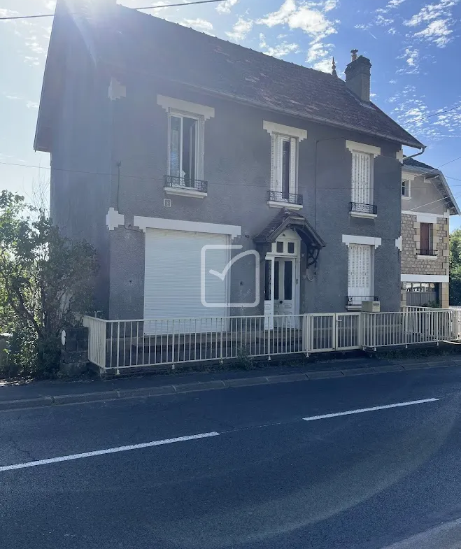 Maison des années 1930 à rénover à Objat, parfaite pour investisseurs 