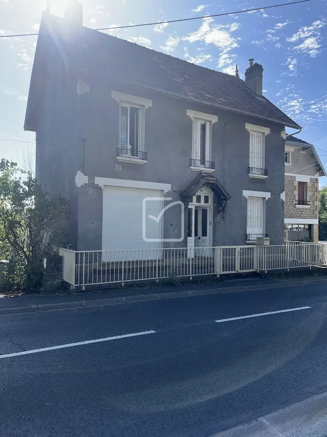 Maison des années 1930 à rénover à Objat, parfaite pour investisseurs 